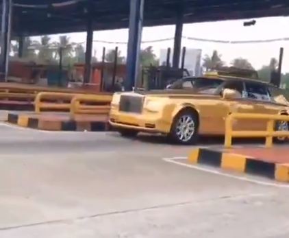 Chất chơi đại gia Ấn sắm Rolls-Royce Phantom mạ vàng làm taxi