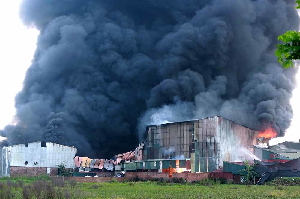 Lửa ngùn ngụt thiêu rụi xưởng làm sơn rộng hơn 1.000m2 ở Hà Nội