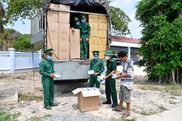 Bắt xe tải chở lậu hơn 500 ngàn khẩu trang y tế qua biên giới