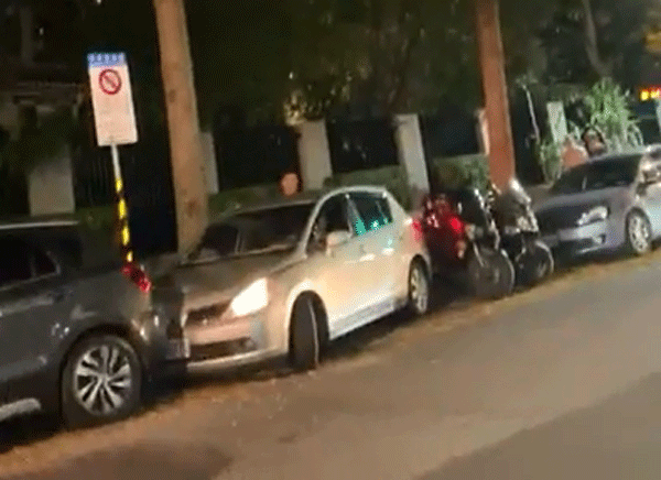 Thán phục màn ghép xe vào chỗ đỗ hẹp của tài xế Đài Loan