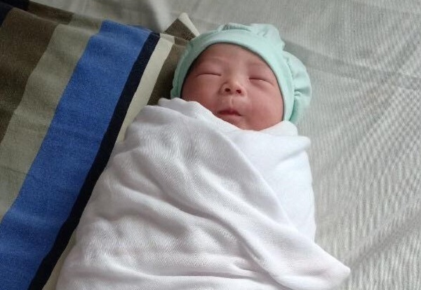 Bé gái chào đời trong khu cách ly dịch Covid-19