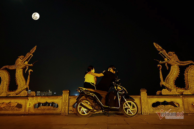 Siêu trăng Hà Nội là kỳ quan thiên nhiên đầy cảm hứng và hoàn hảo để ghi lại bằng ảnh. Hãy ngắm nhìn những bức ảnh siêu trăng Hà Nội để tận hưởng vẻ đẹp tuyệt vời của trăng tròn và cảnh đêm đầy phấn khích ở thủ đô.