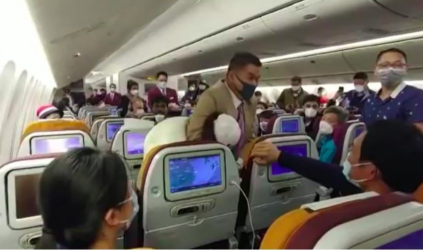 Cố tình ho vào tiếp viên hàng không, người phụ nữ TQ bị khóa đầu