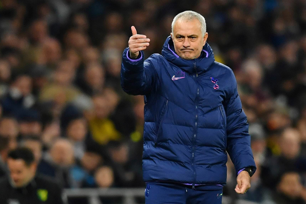 Mourinho túng quẫn: Hãy đặc biệt thêm một lần nữa