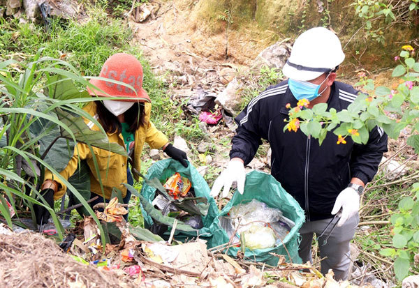 Couple volunteers to collect rubbish on weekends