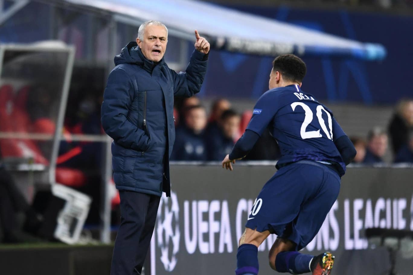 Sa thải Mourinho ngay, Tottenham bết bát quá rồi