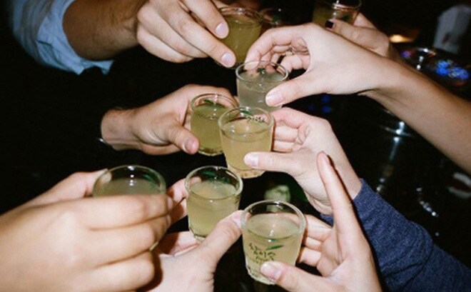 27 người tử vong vì sai lầm uống rượu ngừa Covid-19