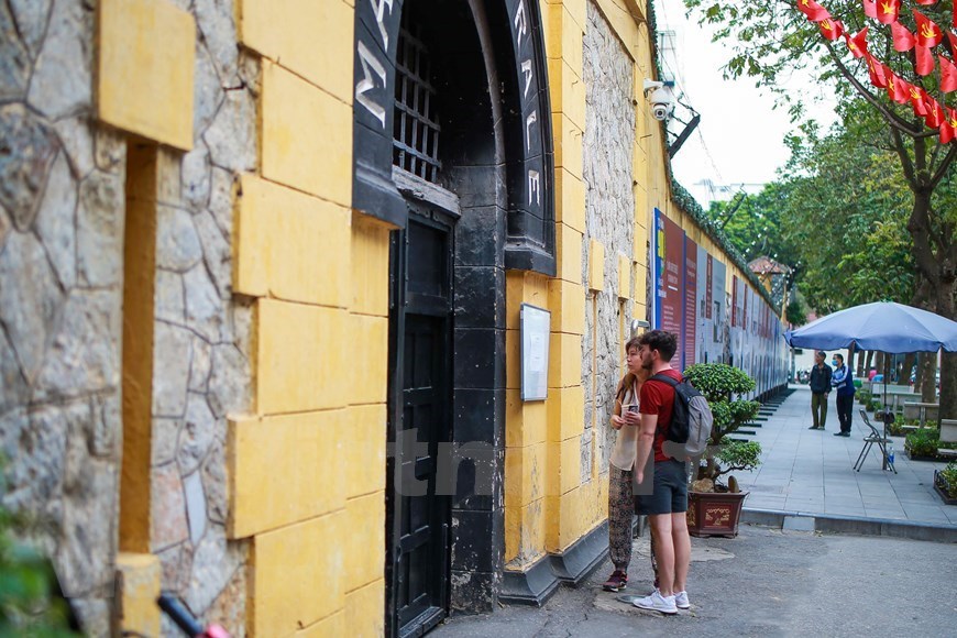 Hanoi close tourist sites for disinfection