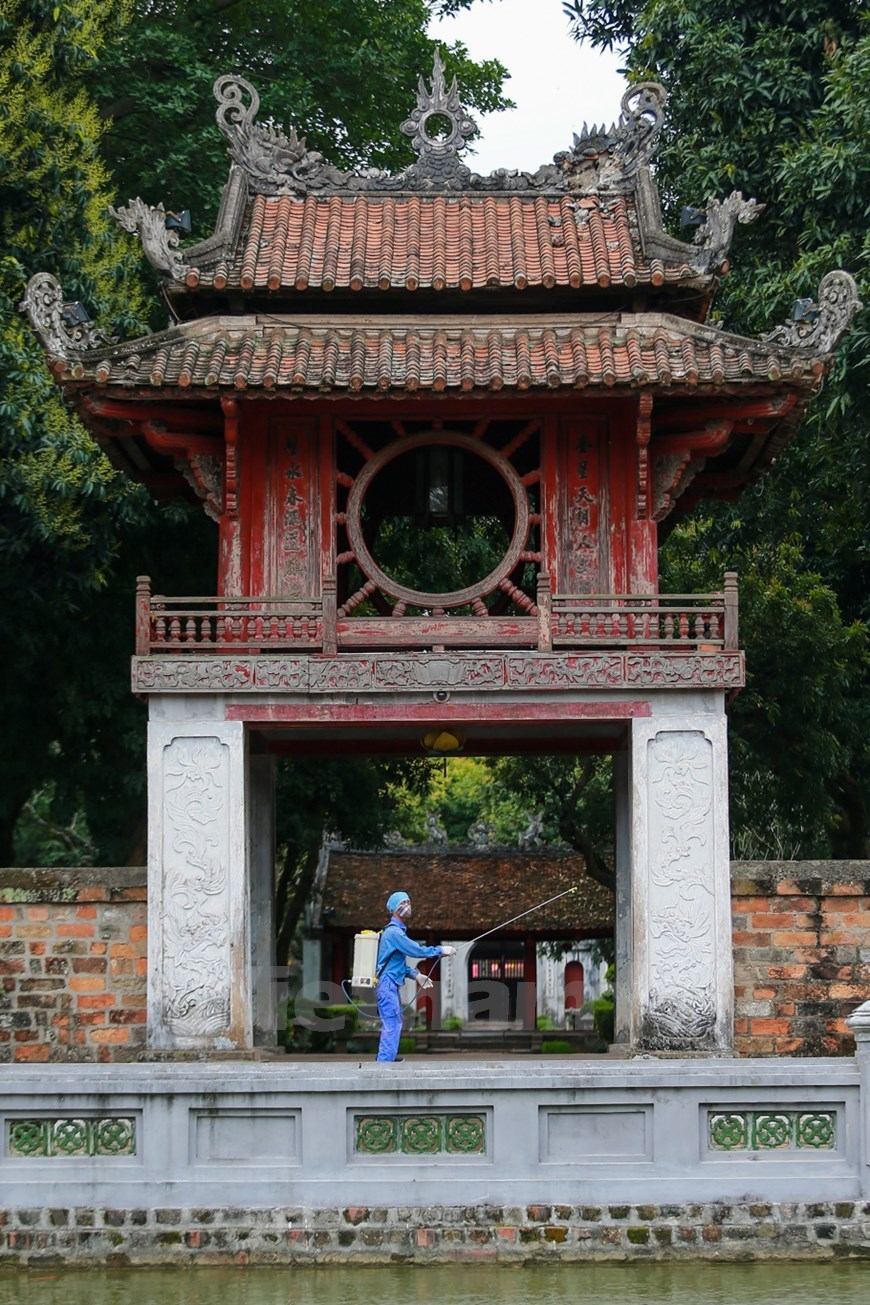 Hanoi close tourist sites for disinfection