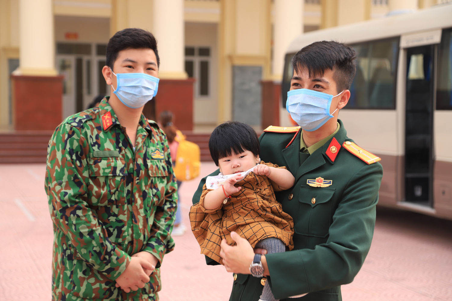 Quyến luyến chia tay khu cách ly 'cơm ngon, thoải mái nhớ mãi không quên'