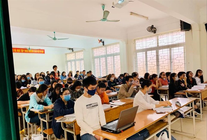 Hanoi university students asked to take online classes