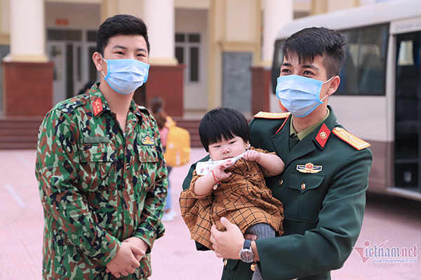 Quyến luyến chia tay khu cách ly 'cơm ngon, thoải mái nhớ mãi không quên'