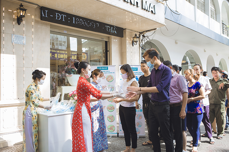 MC Thanh Mai tặng ngàn khẩu trang, nước rửa tay cho người dân