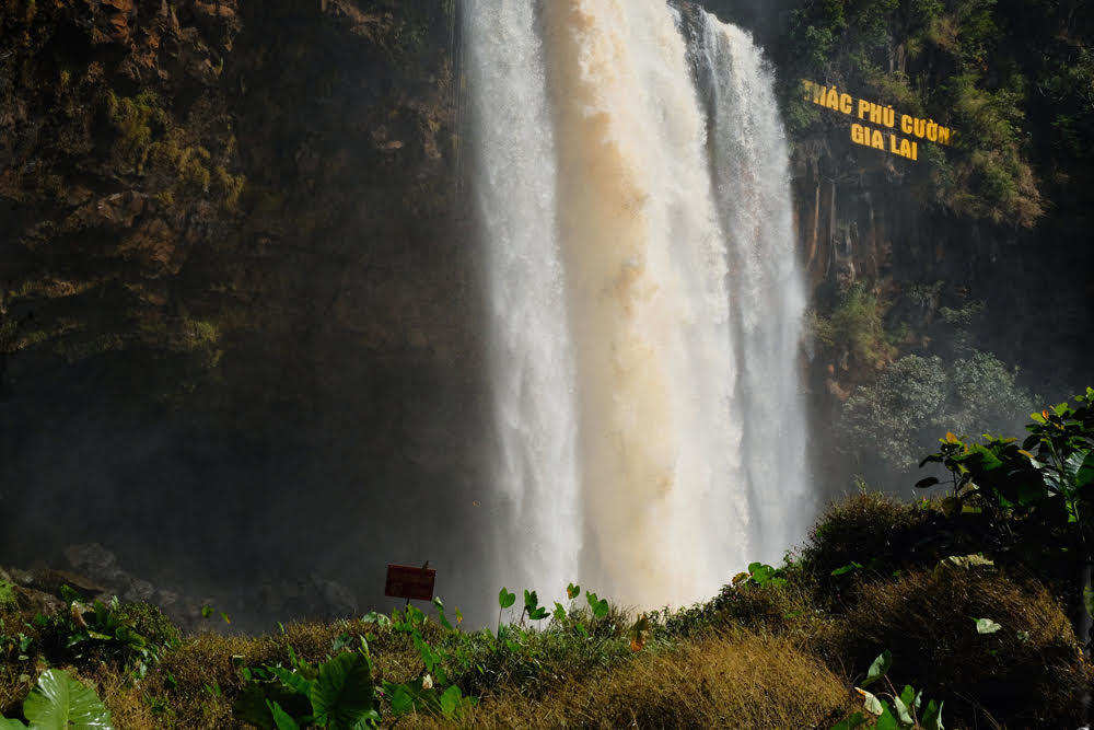 Phu Cuong Waterfall, a silk strip amidst the Gia Lai Mountains