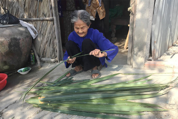 Thương người mẹ một đời lam lũ, 95 tuổi vẫn nặng gánh vì con