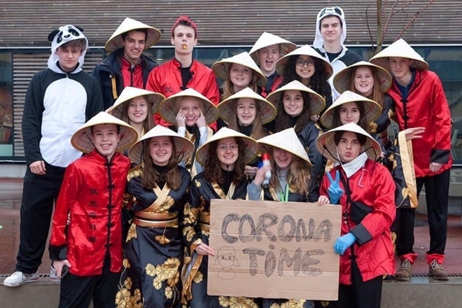 Mạng xã hội bất bình vì nhóm học sinh chế giễu người châu Á