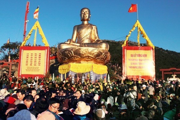 Nhiều tổ chức tôn giáo tạm dừng hàng ngàn khóa tu đông người