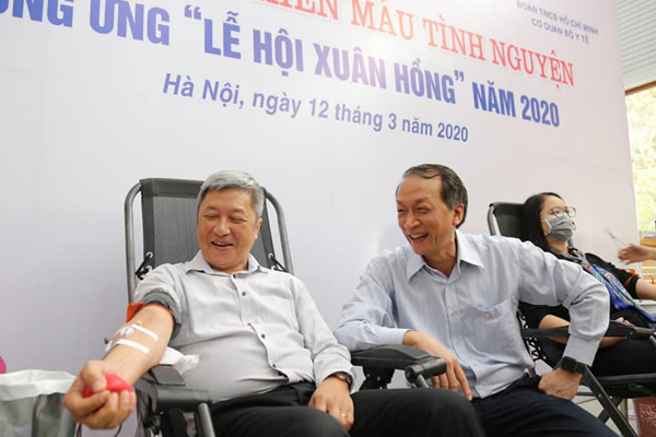Thứ trưởng Y tế hiến máu giữa mùa dịch