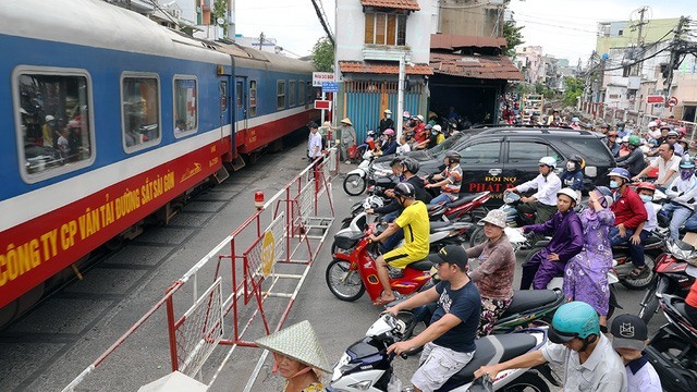 PM approves plan to close illegal level crossings