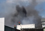 Cháy dữ dội công ty đệm mút, khói đen ngút trời ở Đồng Nai