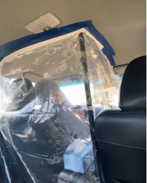Tài xế taxi tự chế buồng lái bằng nilon ngăn lây nhiễm virus Covid-19 từ khách