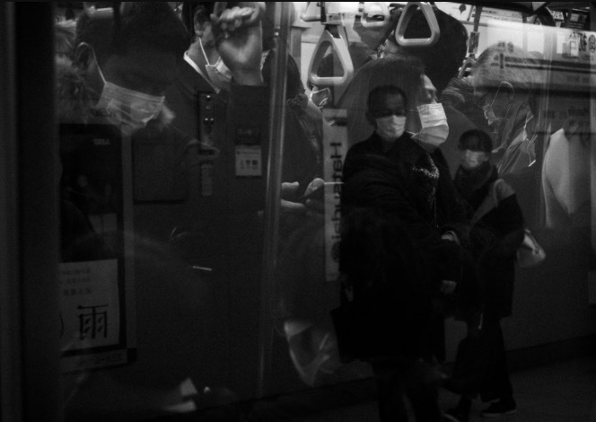 Tokyo thời covid-19 màu đen trắng - một trong những bộ ảnh ấn tượng và sáng tạo nhất của năm. Được thực hiện bởi những nhiếp ảnh gia nổi tiếng, bộ ảnh mang lại cảm giác đau đớn và khát khao tự do trước bối cảnh khó khăn của thời đại hiện tại. Hãy chiêm ngưỡng và cảm nhận nét đẹp tinh tế từ bộ ảnh Tokyo thời covid-19 màu đen trắng.