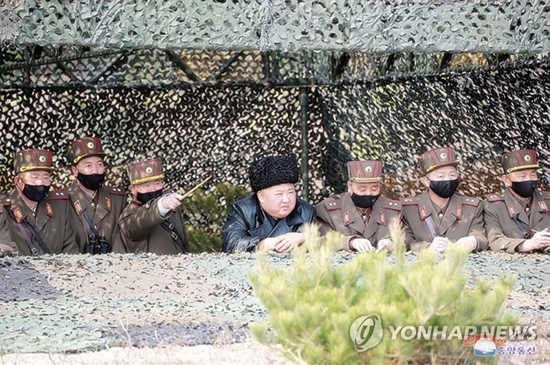 Kim Jong Un thị sát pháo binh Triều Tiên