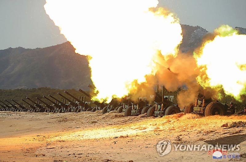 Kim Jong Un thị sát pháo binh Triều Tiên