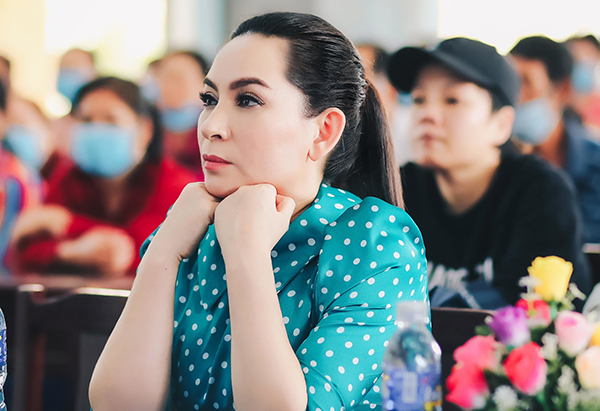 Phi Nhung bỏ 200 triệu ủng hộ người dân miền Tây