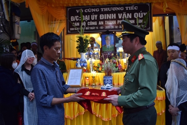 Thăng hàm cho đại úy hy sinh trong vụ tai nạn lật xe chở phạm nhân