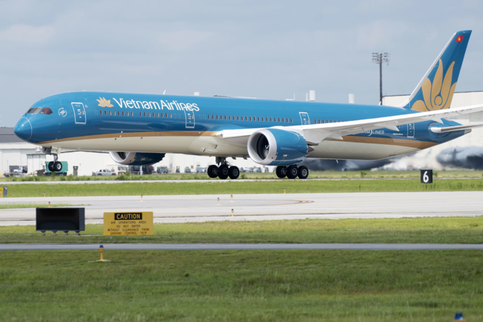 Hãng bay quốc gia Vietnam Airlines đã lỗ hơn 10 nghìn tỷ đồng