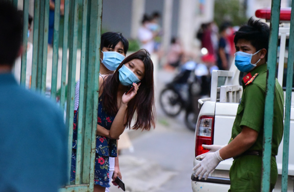 Cảnh tiếp nhu yếu phẩm vào khu cách ly chung cư hơn 1.000 dân ở quận 10