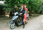 Vợ chồng Kon Tum hoãn tiệc cưới, rước dâu đơn giản bằng xe máy