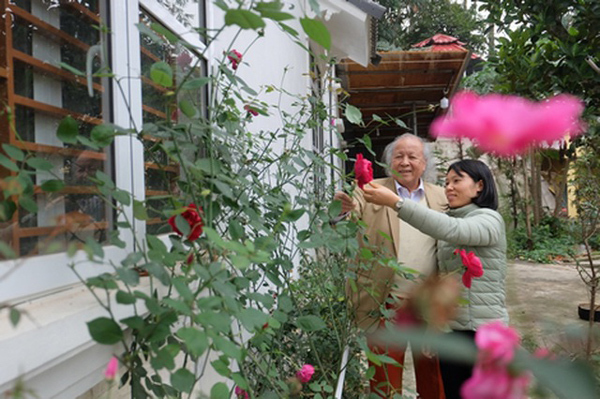 Bí quyết duy trì hạnh phúc của cụ ông 92 tuổi lấy người vợ kém 53 tuổi