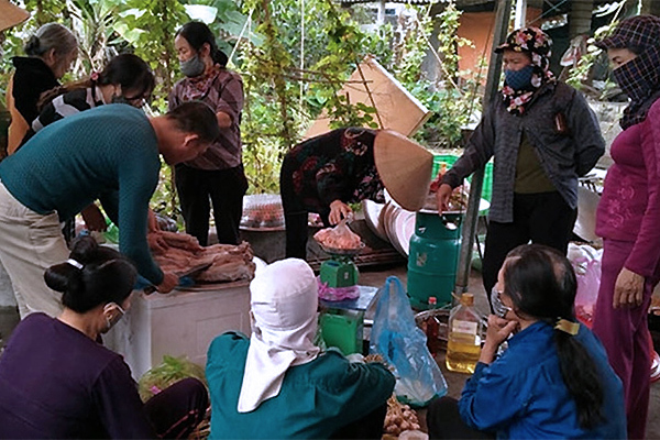 Cô dâu Hải Phòng hoãn cưới, hàng xóm xúm vào ‘giải cứu’ 75 mâm cỗ