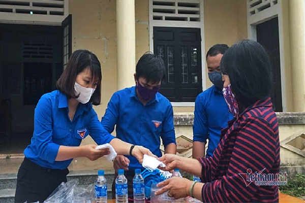 Thanh niên Quảng Trị đổi rác thải nhựa lấy khẩu trang phòng Covid-19