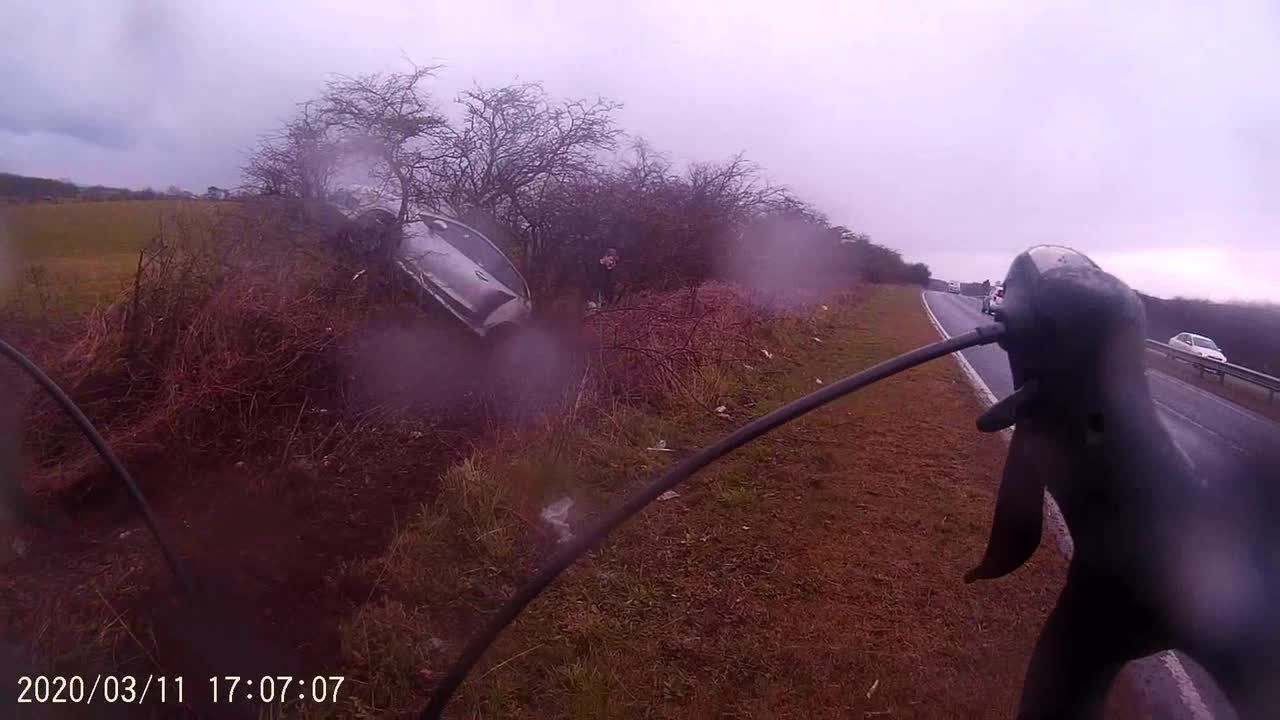 Tránh xe đạp, ô tô mất lái lao vào bụi cây