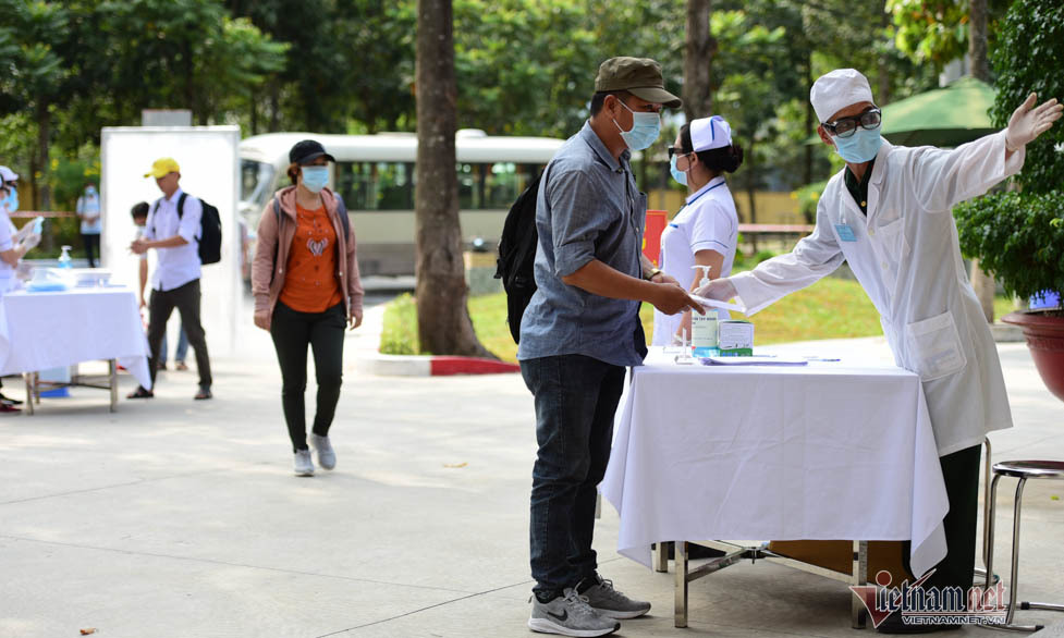 TP.HCM băn khoăn việc trả người hết thời hạn cách ly Covid-19 về quê