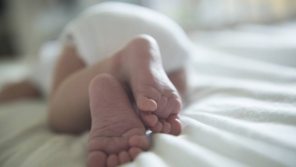 Trẻ sơ sinh dương tính với Covid-19 ngay khi chào đời ở Anh