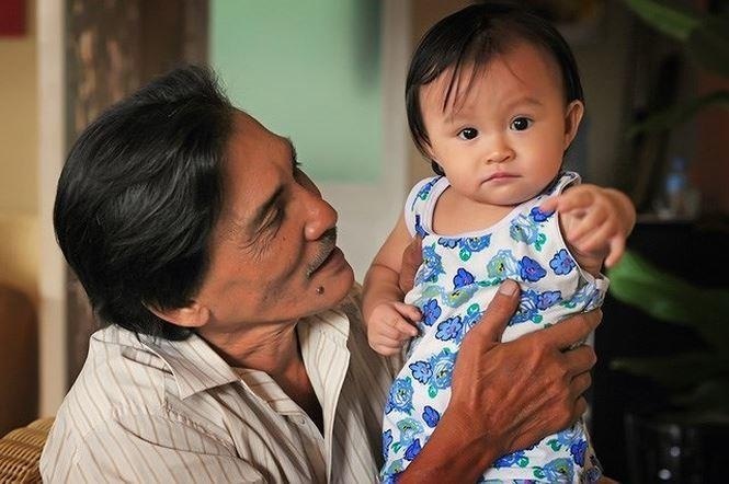 Thương Tín U70 lấy vợ kém 32 tuổi, 'ông hoàng màn ảnh' sống chật vật
