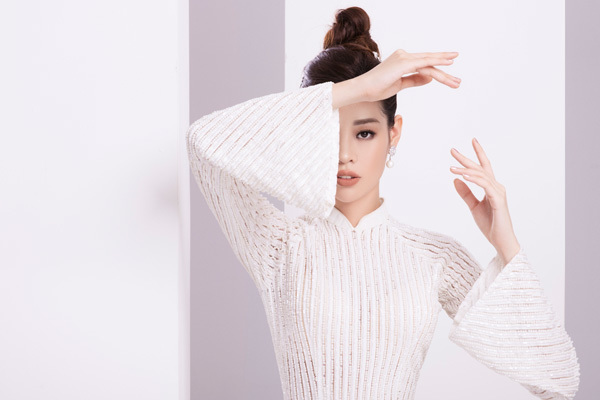 Khánh Vân diện áo dài đính cườm hiện đại