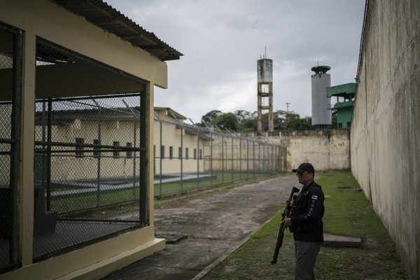 Hàng ngàn phạm nhân Brazil vượt ngục vì Covid-19