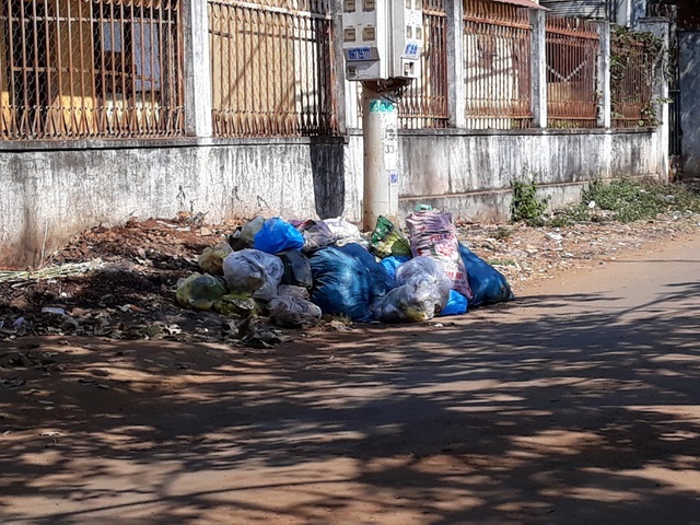 Garbage piles up, poses threat in Dak Lak