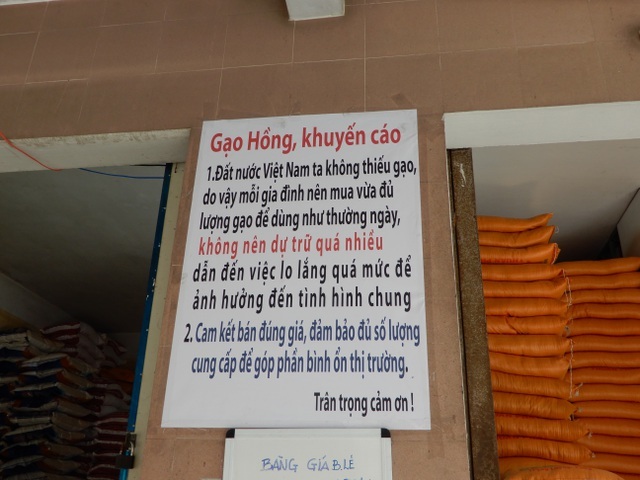 Bà chủ cửa hàng gạo khuyên khách không mua gạo tích trữ