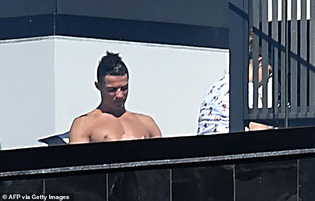 Ronaldo cởi trần ăn mừng gần Matuidi, người vừa nhiễm Covid-19