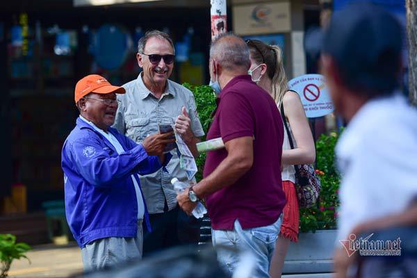 Thủ tướng yêu cầu xử lý mọi hành vi kỳ thị, từ chối phục vụ khách nước ngoài