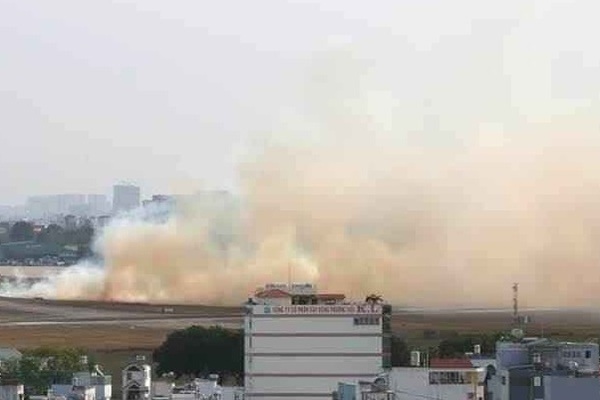 Máy bay nổ lốp, khói bốc nghi ngút bên trong sân bay Tân Sơn Nhất