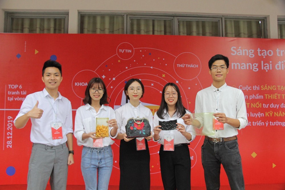 Vietnamese students make biodegradable bags from algae