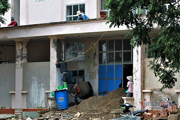 100 công nhân gấp rút cải tạo BV bỏ hoang thành khu cách ly Covid-19