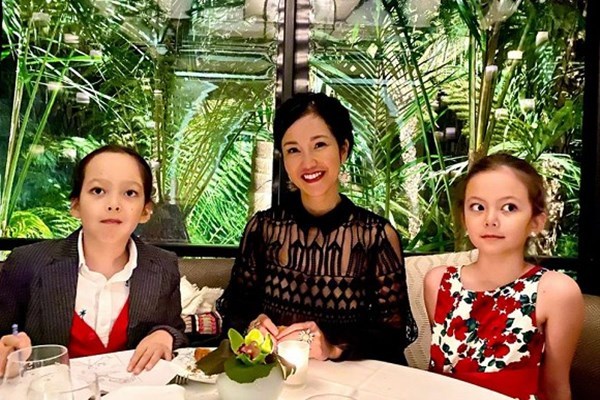 Hồng Nhung đón tuổi 50 bên hai con, khán giả khen quá trẻ